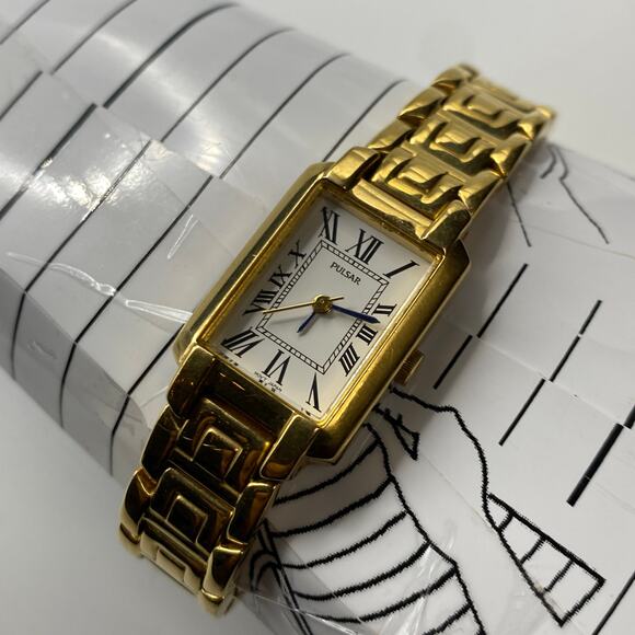 Ladies Pulsar Gold Tone Square Dial Stainless Steel Watch Working New Battery - Picture 5 of 7
